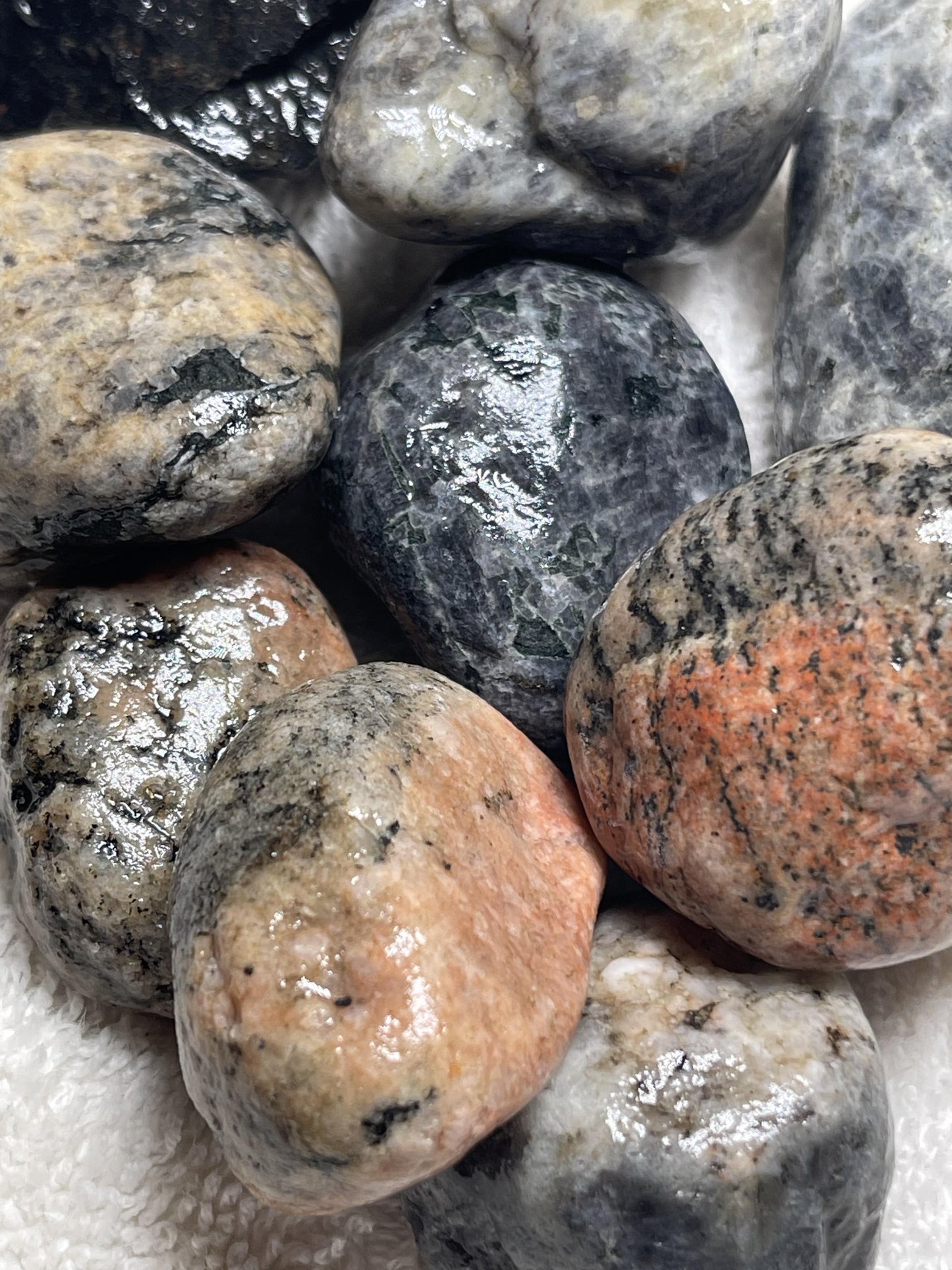 Pierres très petites naturelles pour aquarium, décoration ou vivarium