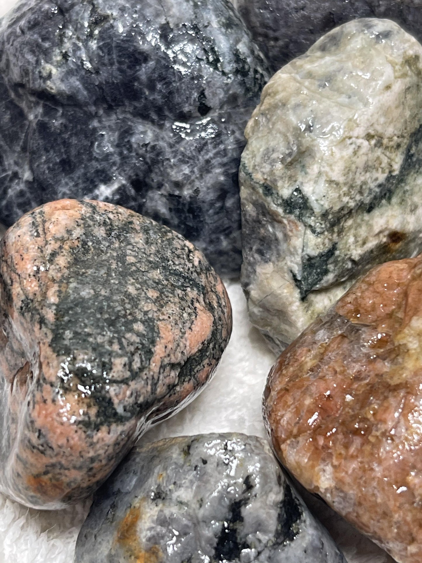 Pierres très petites naturelles pour aquarium, décoration ou vivarium