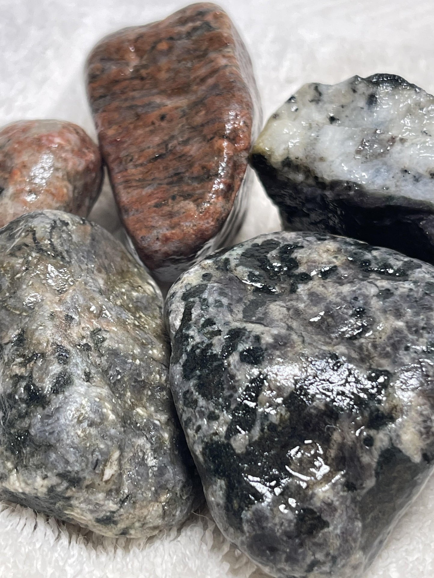 Pierres très petites naturelles pour aquarium, décoration ou vivarium