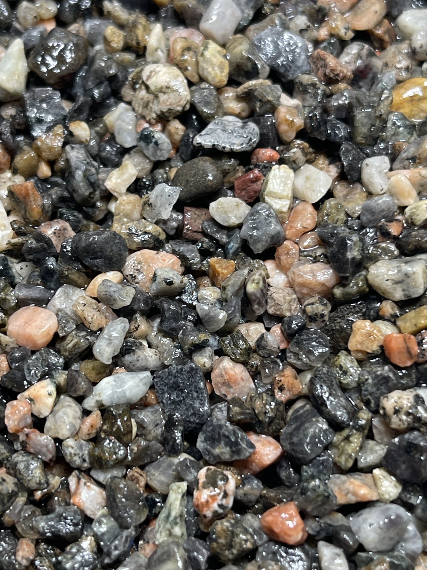 Texture détaillée du gravier roulé par l’érosion glaciaire